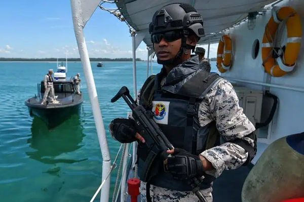 未经许可停泊适耕庄海域 雪海事执法机构扣查一货船