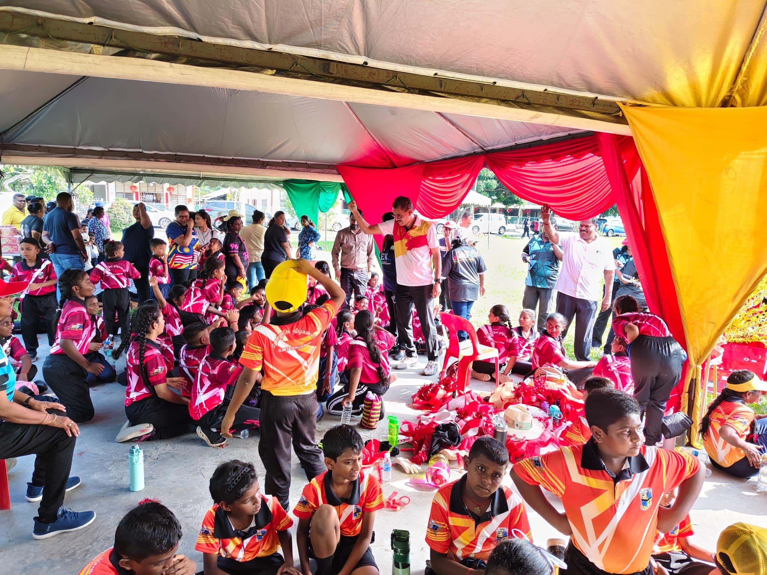 மாநில அரசின் மானியத்தை முறையாகப் பயன்படுத்தும் ஜென்ஜாரோம் தமிழ்ப்பள்ளி- பாப்பாராய்டு பாராட்டு