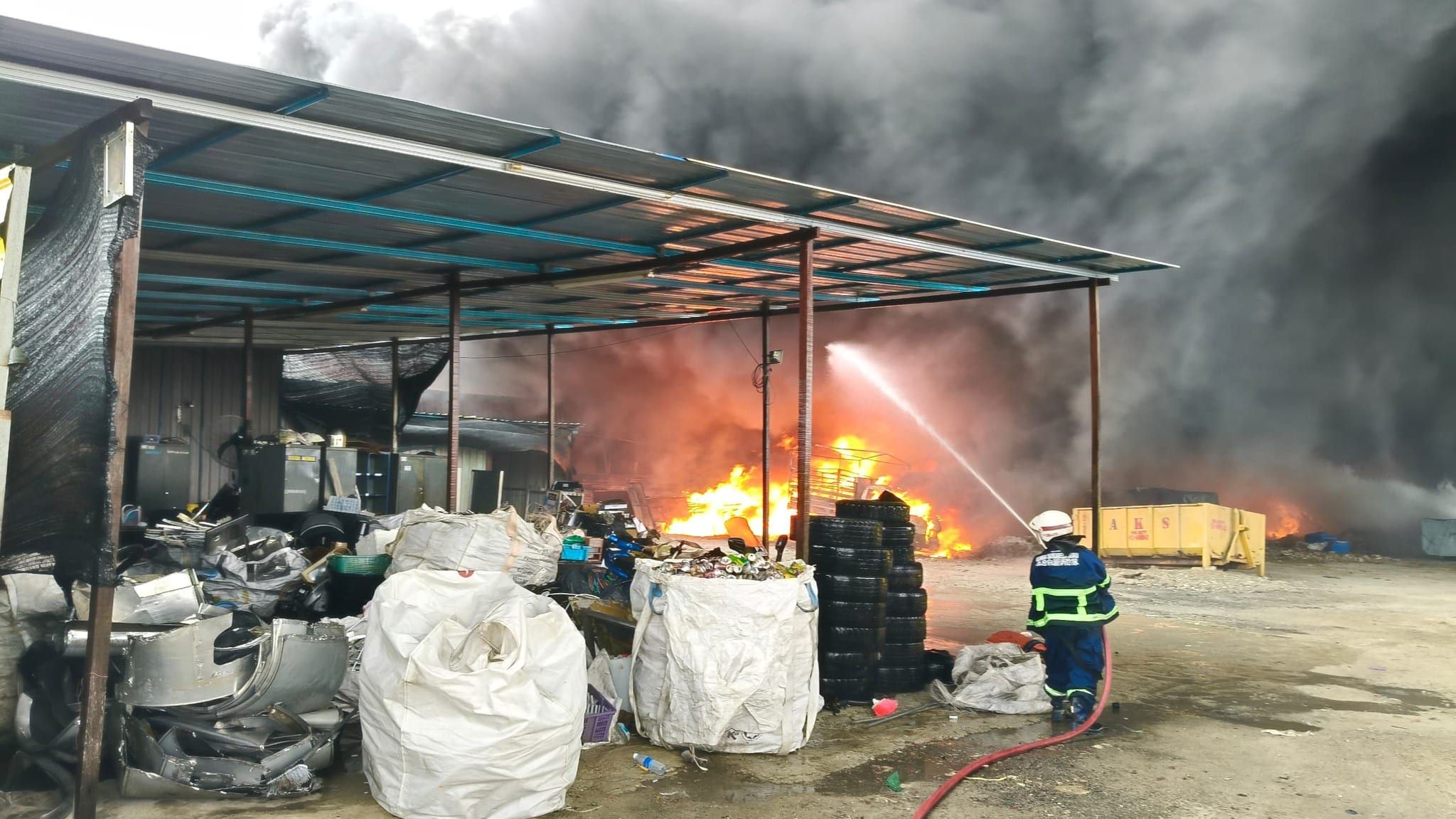 油漆溶剂仓库失火   3外籍员工被烧伤