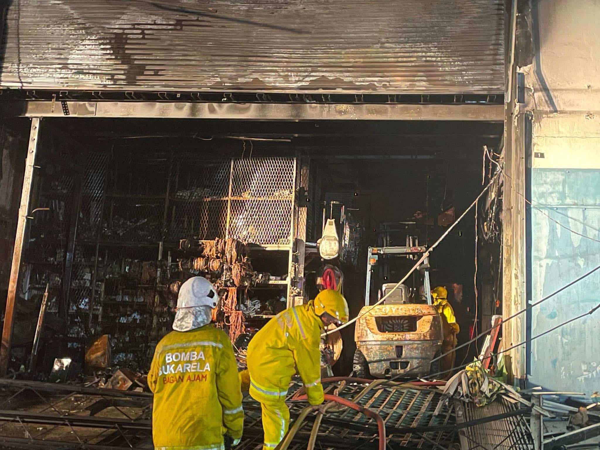 电缆仓库昨午失火 两层建筑物近毁