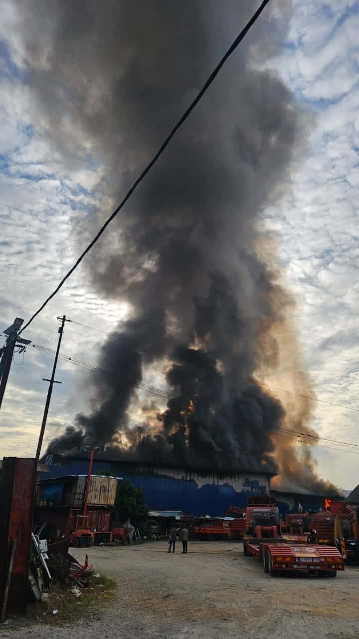 冷气仓库今早失火 冒出滚滚黑烟