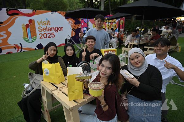 逾百小贩大型美食嘉年华摆摊 访客开心品尝各式美食佳肴