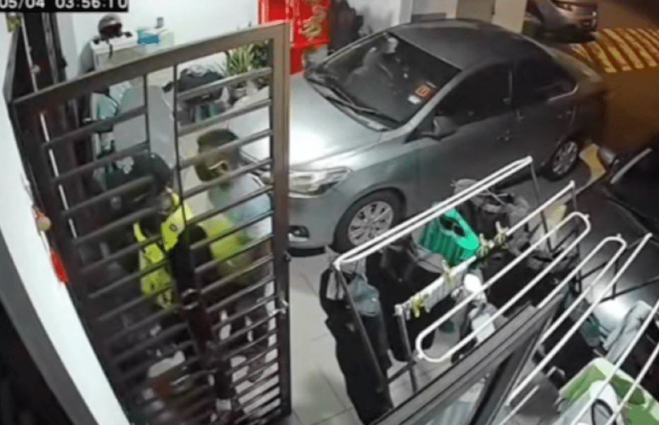 போலீஸ்காரர்கள் போல் நடித்து வீட்டில் கொள்ளை - ஐவருக்கு போலீஸ் வலைவீச்சு