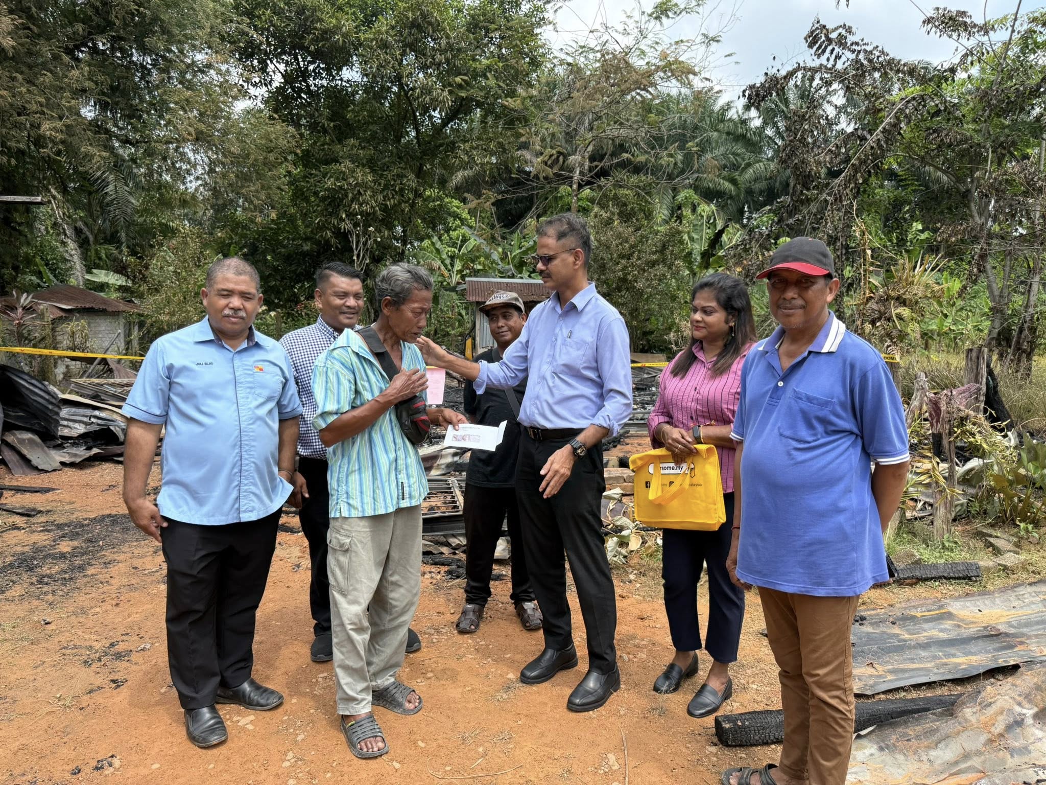 Kediaman musnah dijilat api, keluarga Orang Asli terima bantuan awal Kerajaan Negeri