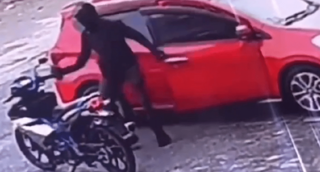 பூட்டப்படாதக் காரிலிருந்து பேக் திருடுபோன சம்பவம் குறித்து பாதிக்கப்பட்டவர் புகாரளிக்க வேண்டும்