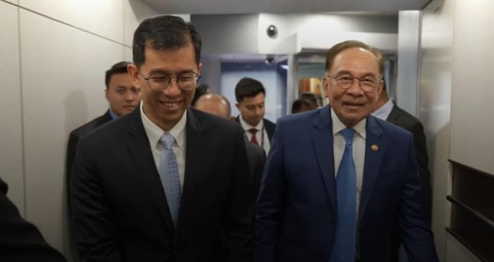 安华抵达新加坡访问  出席香格里拉对话会