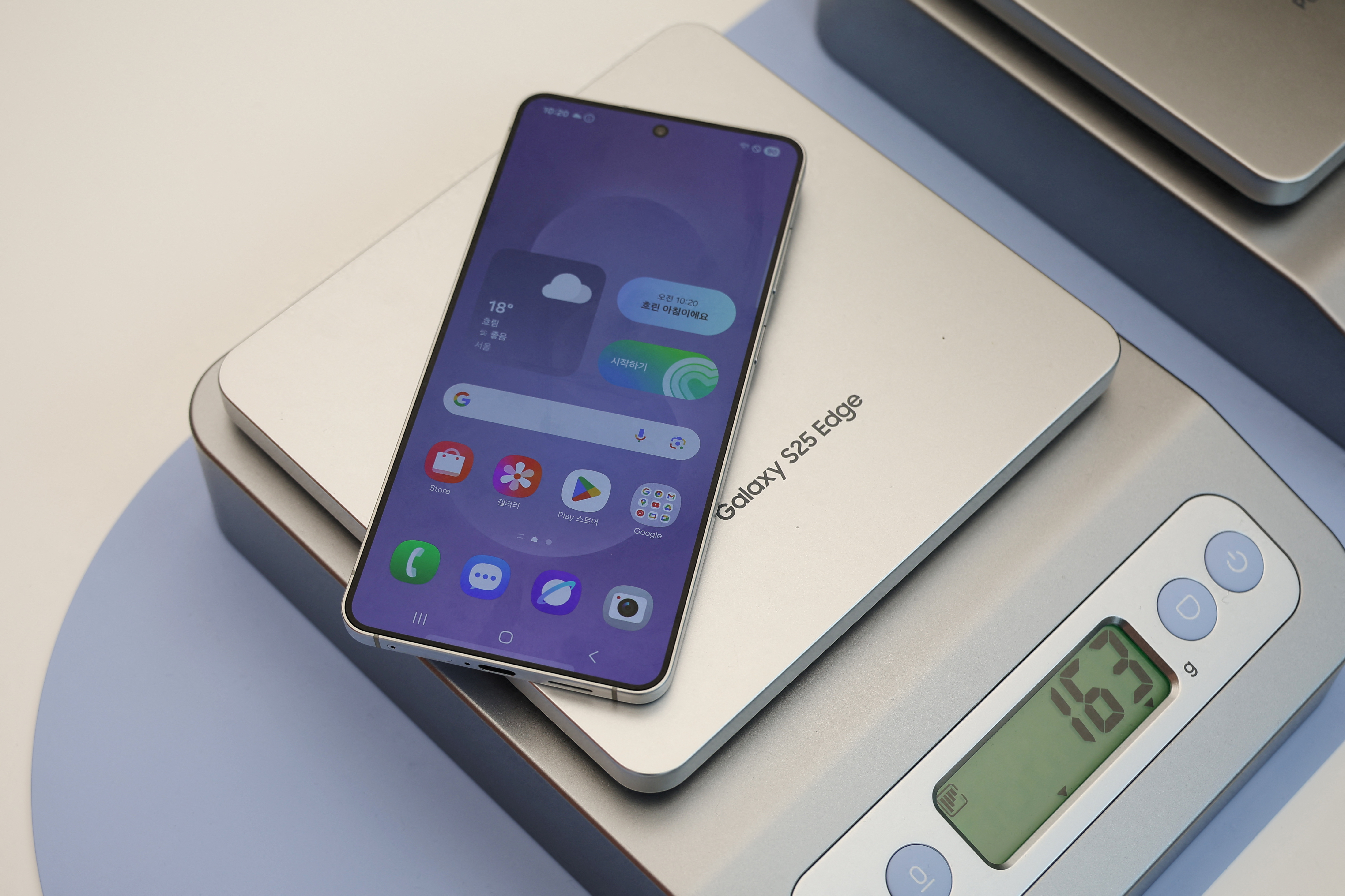 Samsung launches slimmest smartphone in race against Apple