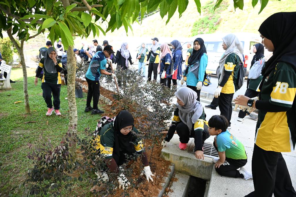 MPKS, UiTM anjur program Bumi Hijau, tanam 500 pokok di Masjid Raja Lumu