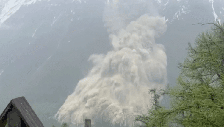 சுவிஸ் ஆல்ப்ஸ்' மலைத்தொடரிலிருக்கும் பனிப்பாறை சரிந்து விழுந்தது