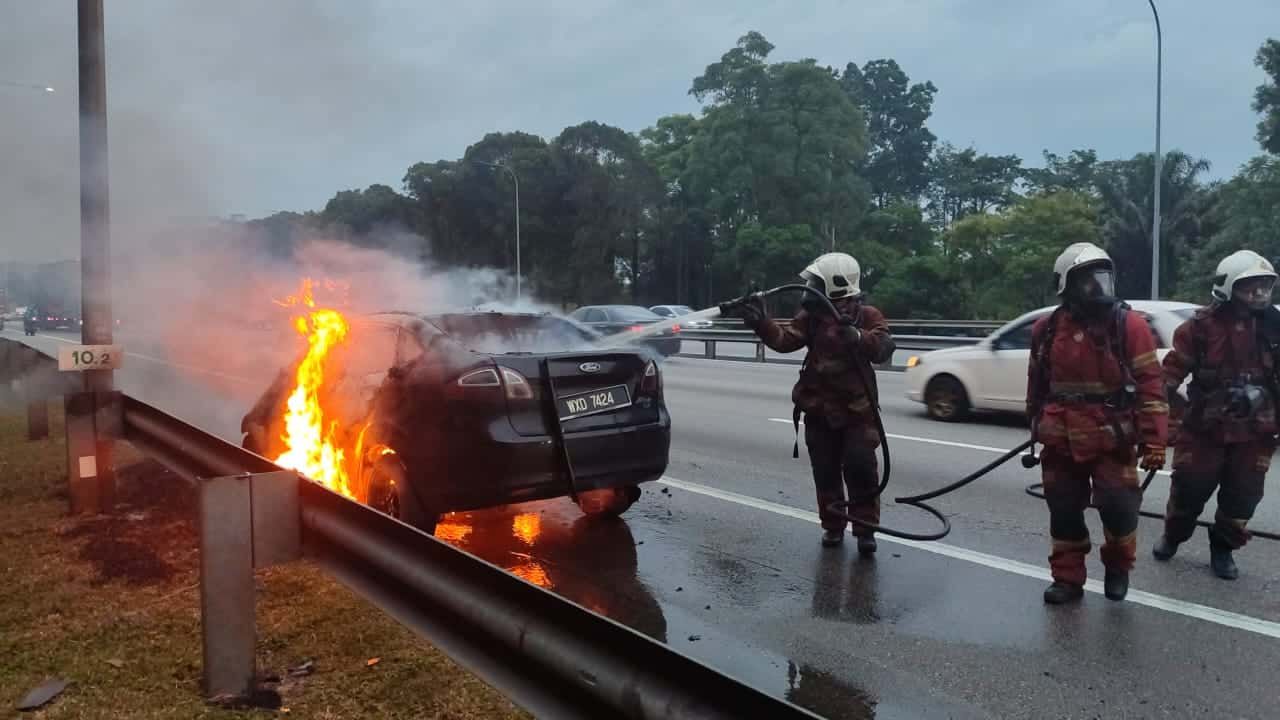 ELITE大道今早有轿车失火  幸无人伤亡！