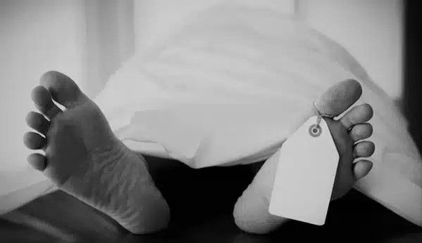 எம். பி. வி விபத்தில் ஒரு சிறுமி தூக்கி வீசப்பட்டு கொல்லப்பட்டார்.