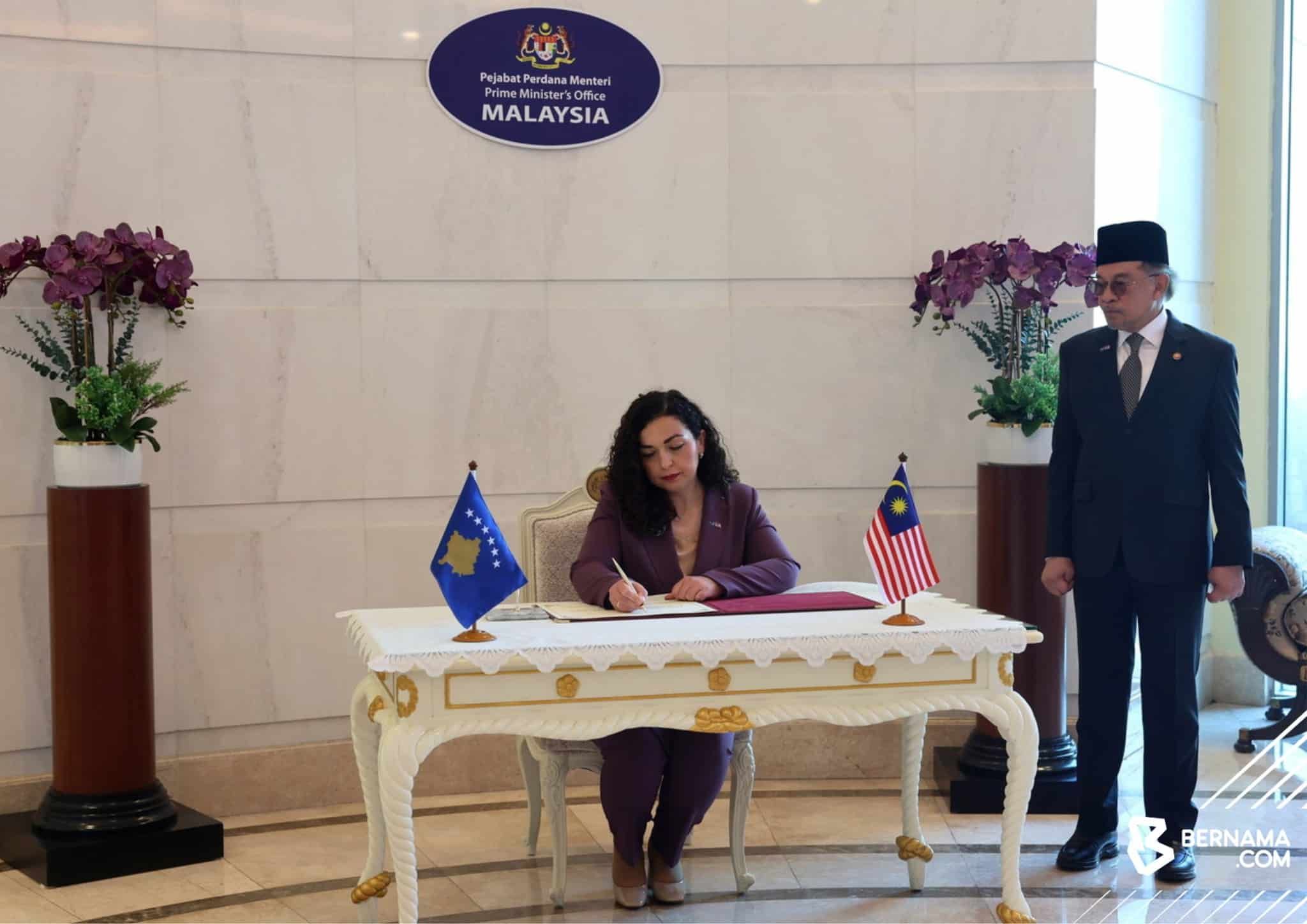 安华获颁科索沃最高荣誉独立勋章