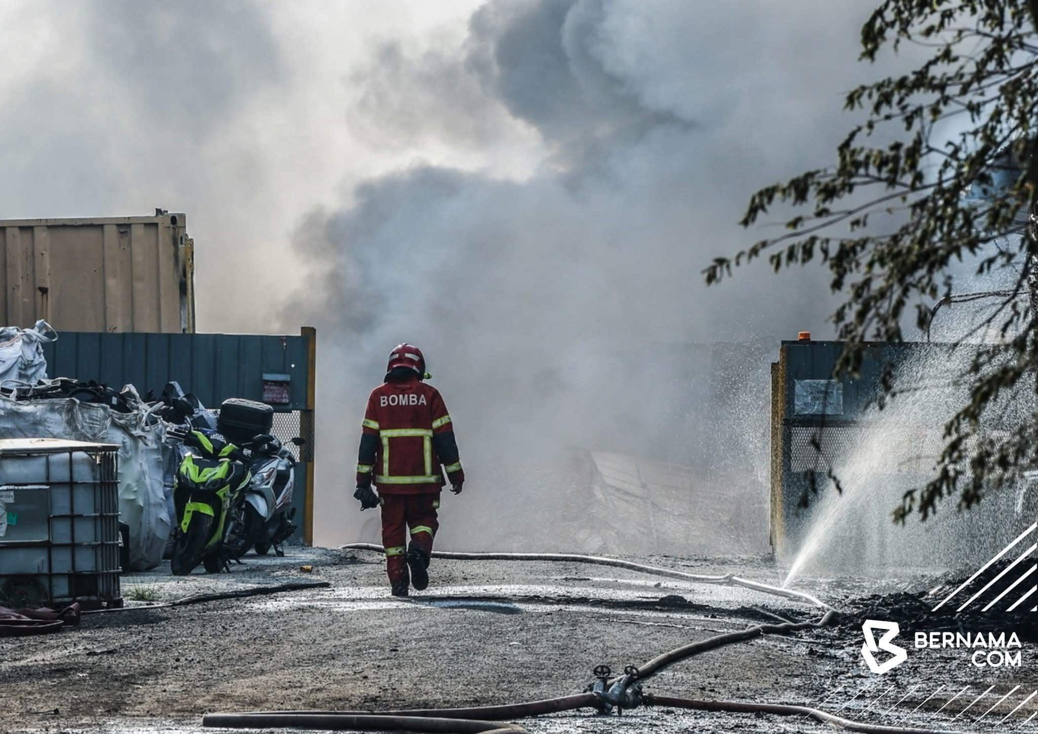 罗里引擎油存放区火灾 柔环境局今继监测氨气度数