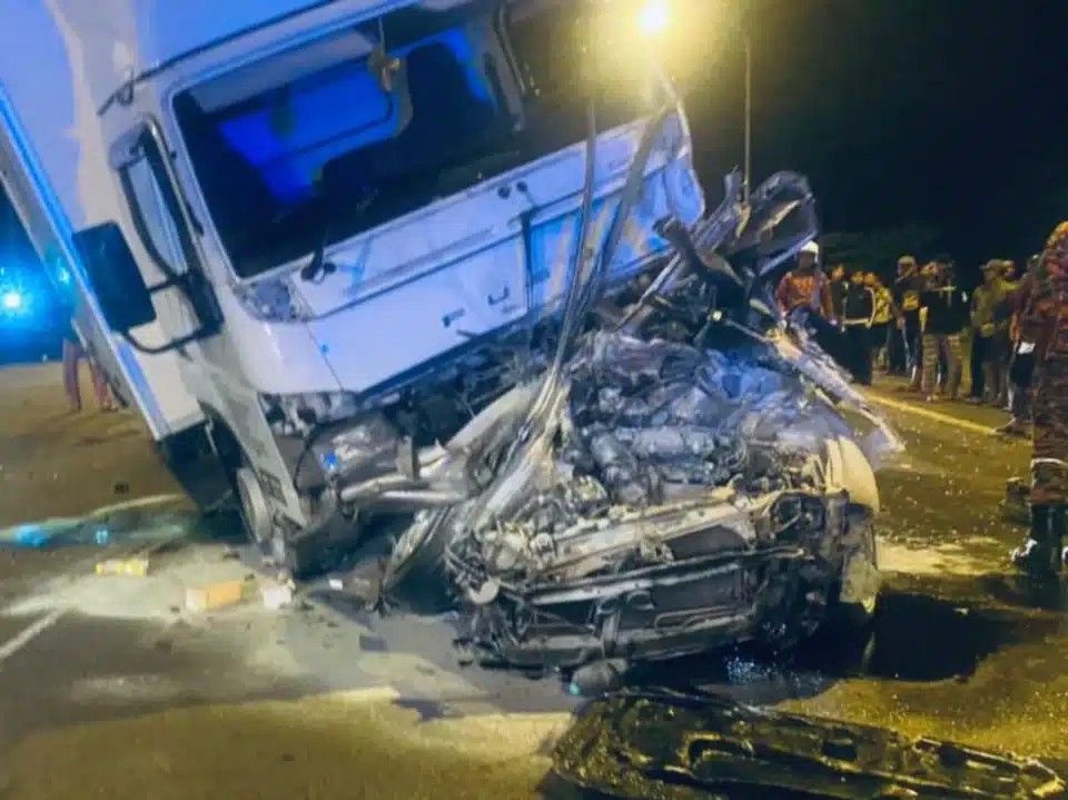 疑超车失控与罗里相撞  夫妇丧命·3孩子成孤儿