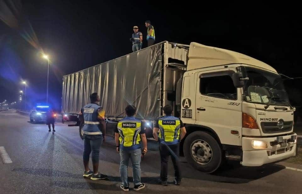 霹雳兽医局在西海岸大道 拦截非法运送66头猪罗里