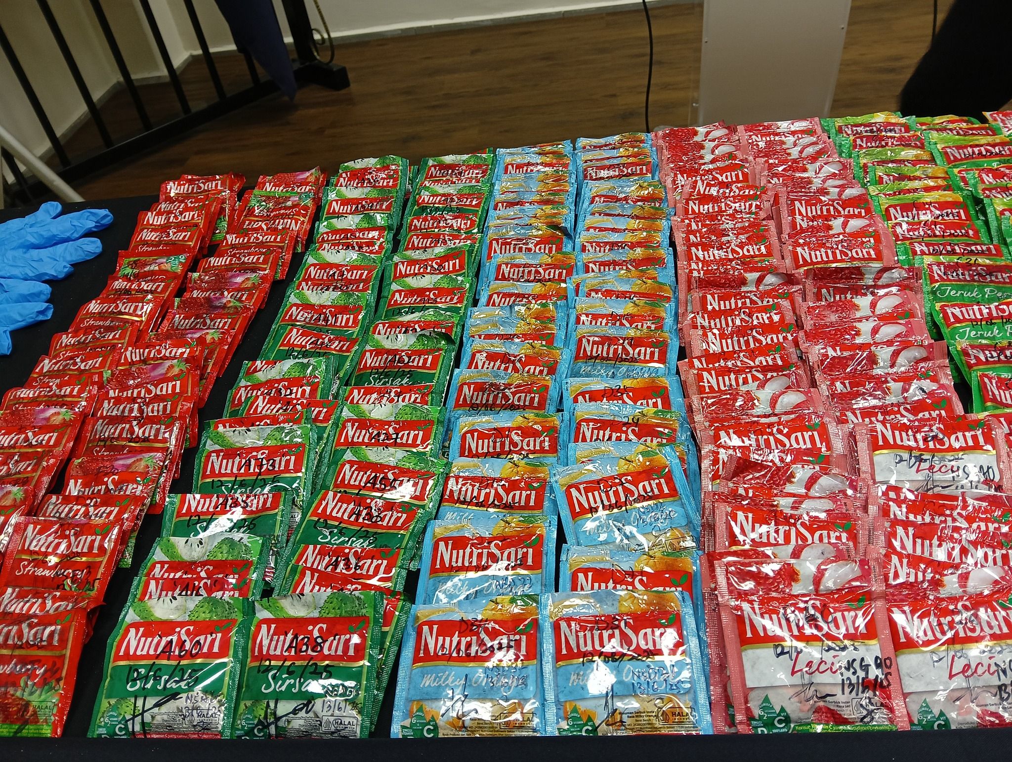 把毒品包装成速溶饮料 警捕6人包括1新男及1泰女