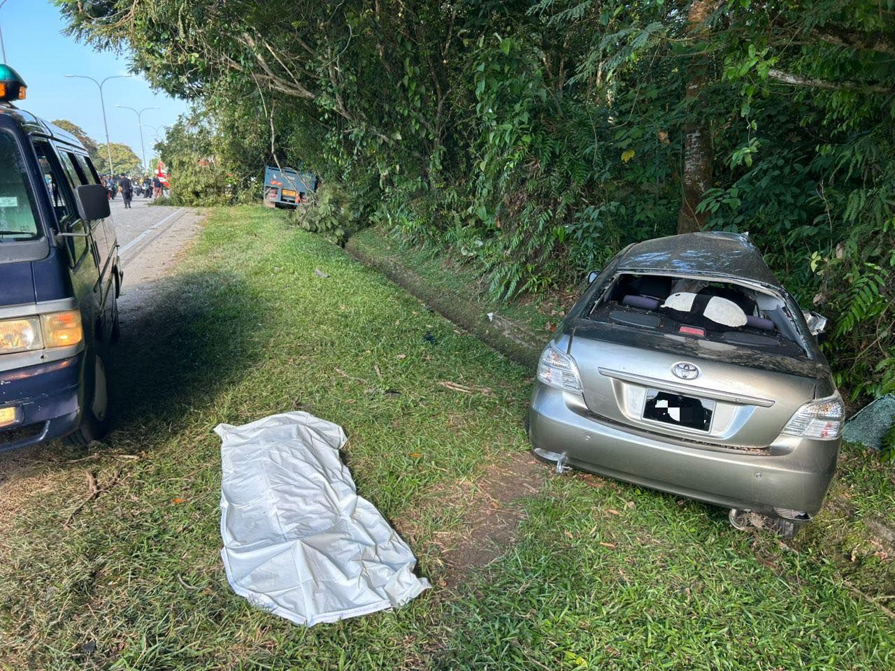 罗里失控偏离车道 撞向轿车2死2伤