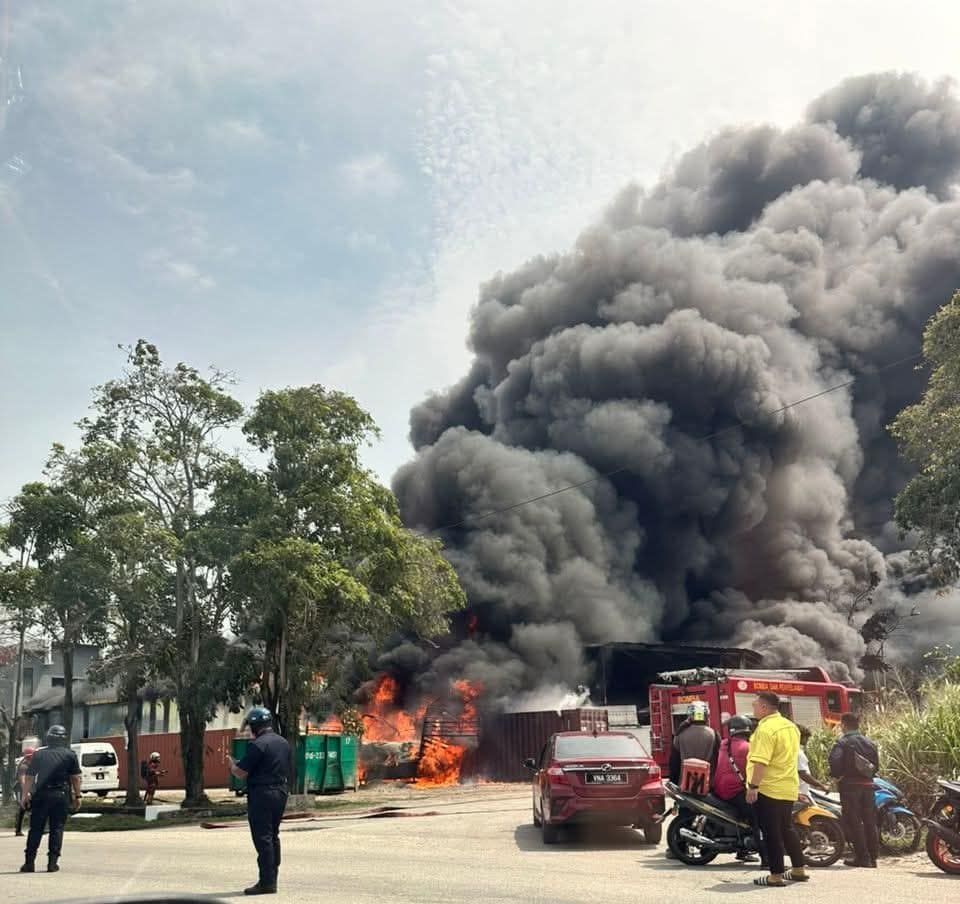 烈火冲天.黑烟滚滚 巴生中路塑料回收厂大火