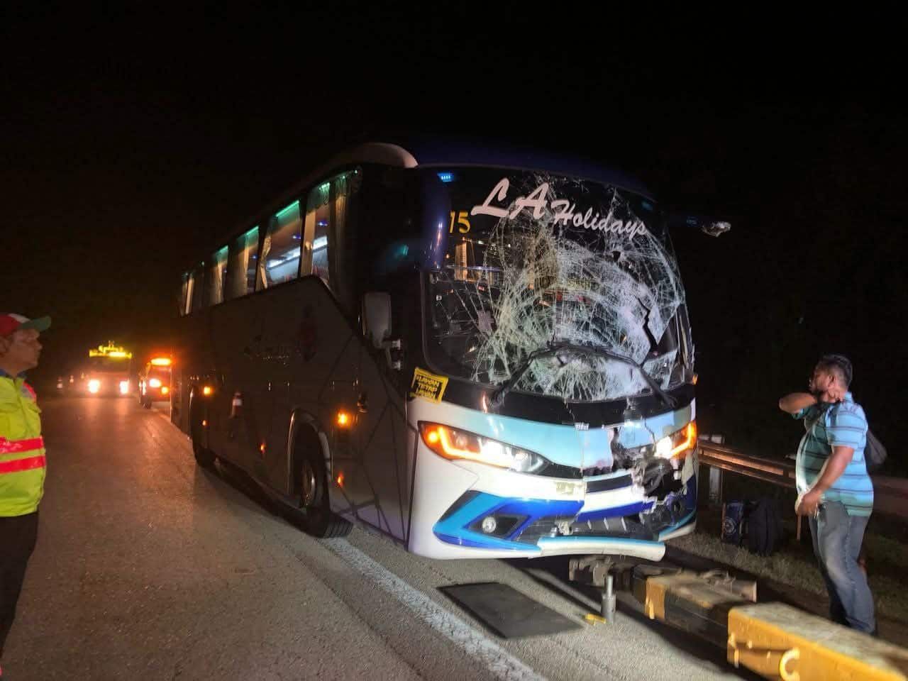 长巴疑追撞拖格罗里后方   大学生等28乘客逃过一劫