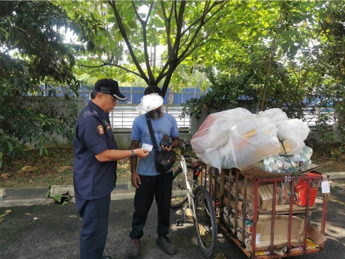 路上行走威胁阻碍其他交通 执法队取缔废品三轮车