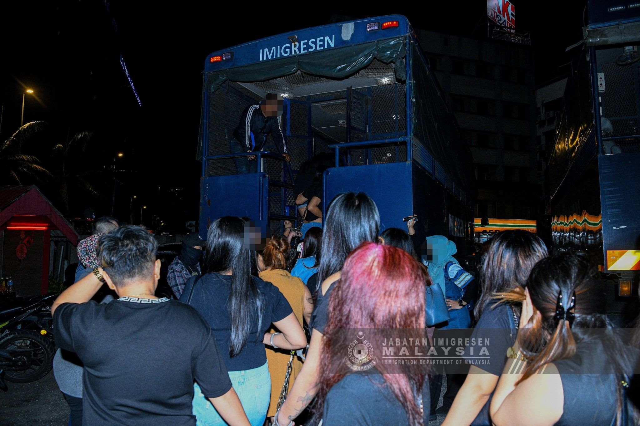 凌晨突击隆半山芭娱乐中心  移民局逮捕188名外籍男女