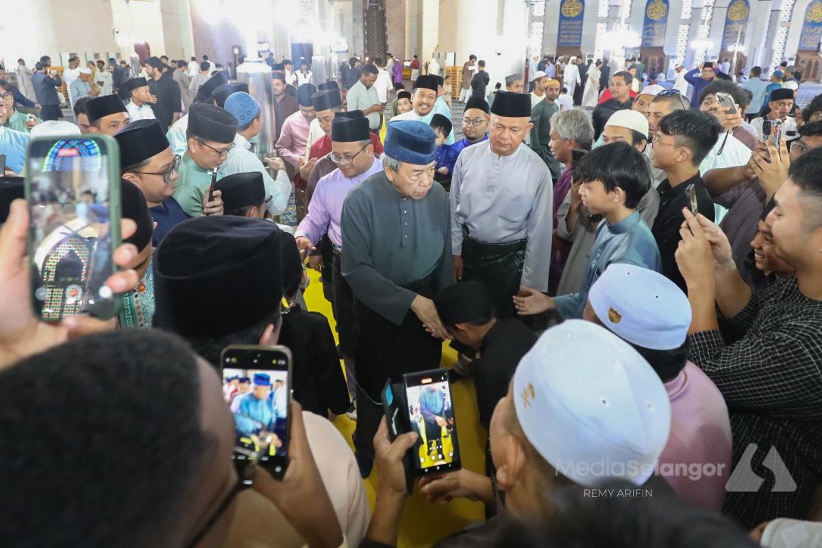 Sultan Selangor tunai solat sunat Aidiladha bersama 10,000 jemaah