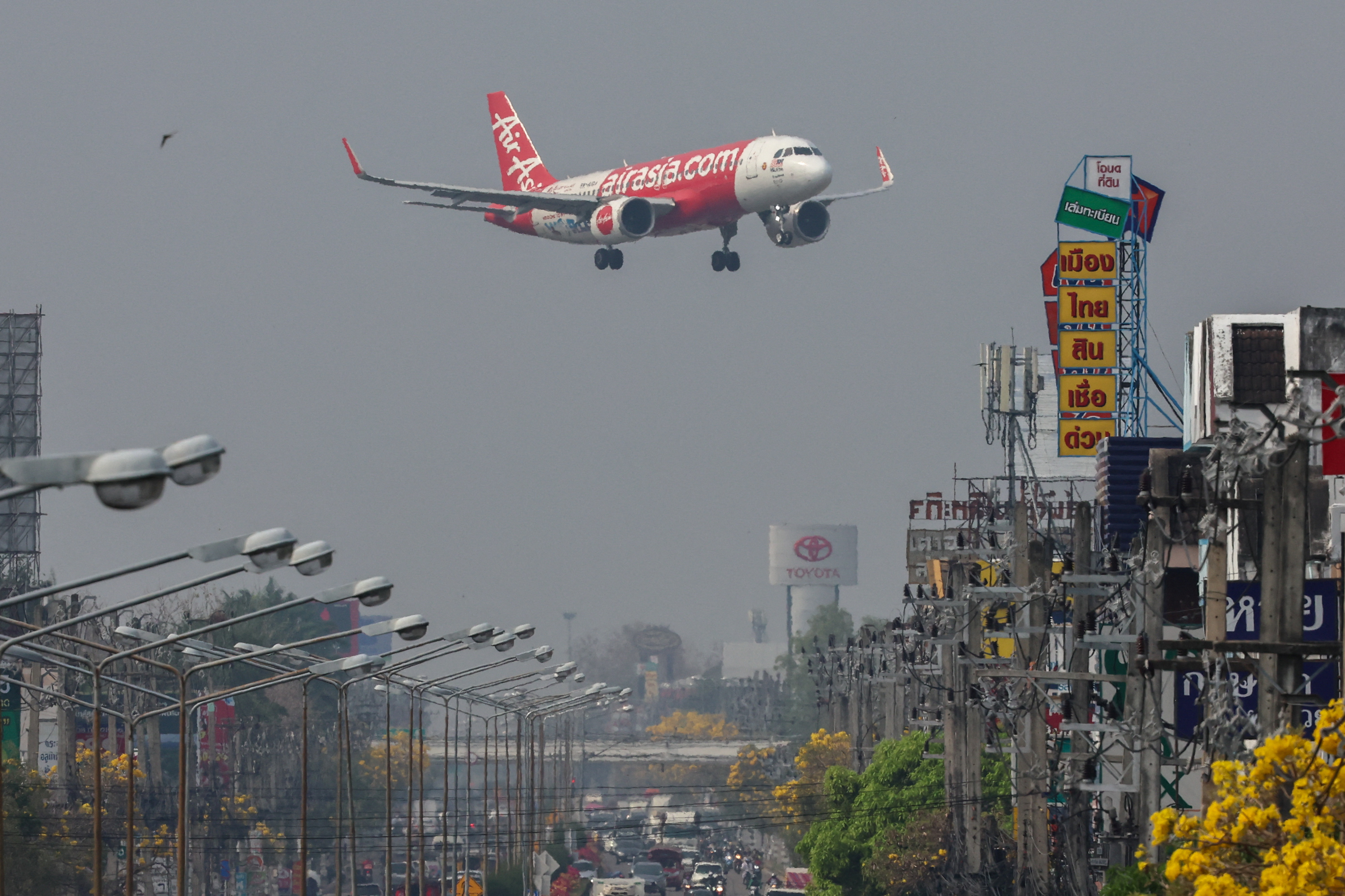 AirAsia close to buying at least 100 Airbus jets, sources say