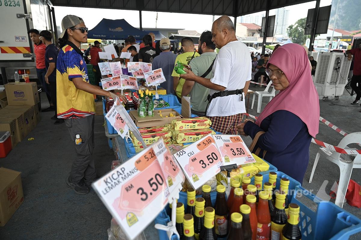 Ratusan serbu jualan murah Aidiladha DUN Sungai Tua, 1,000 ayam laris terjual 