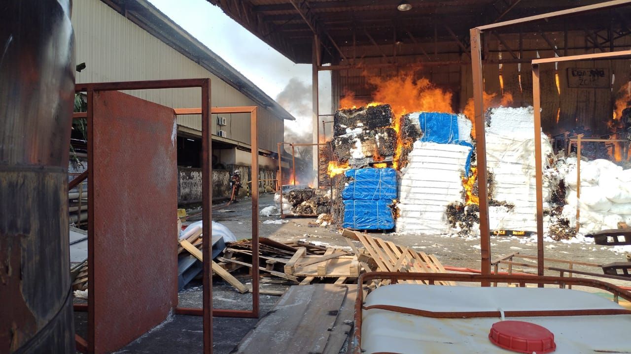 万挠棉花厂大火浓烟冲天   90%厂房被烧毁！