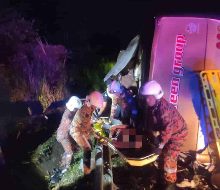 உப்ஸி பல்கலைக்கழக மாணவர்கள் பயணித்த பஸ் விபத்து- 15 பேர் பரிதாப மரணம்