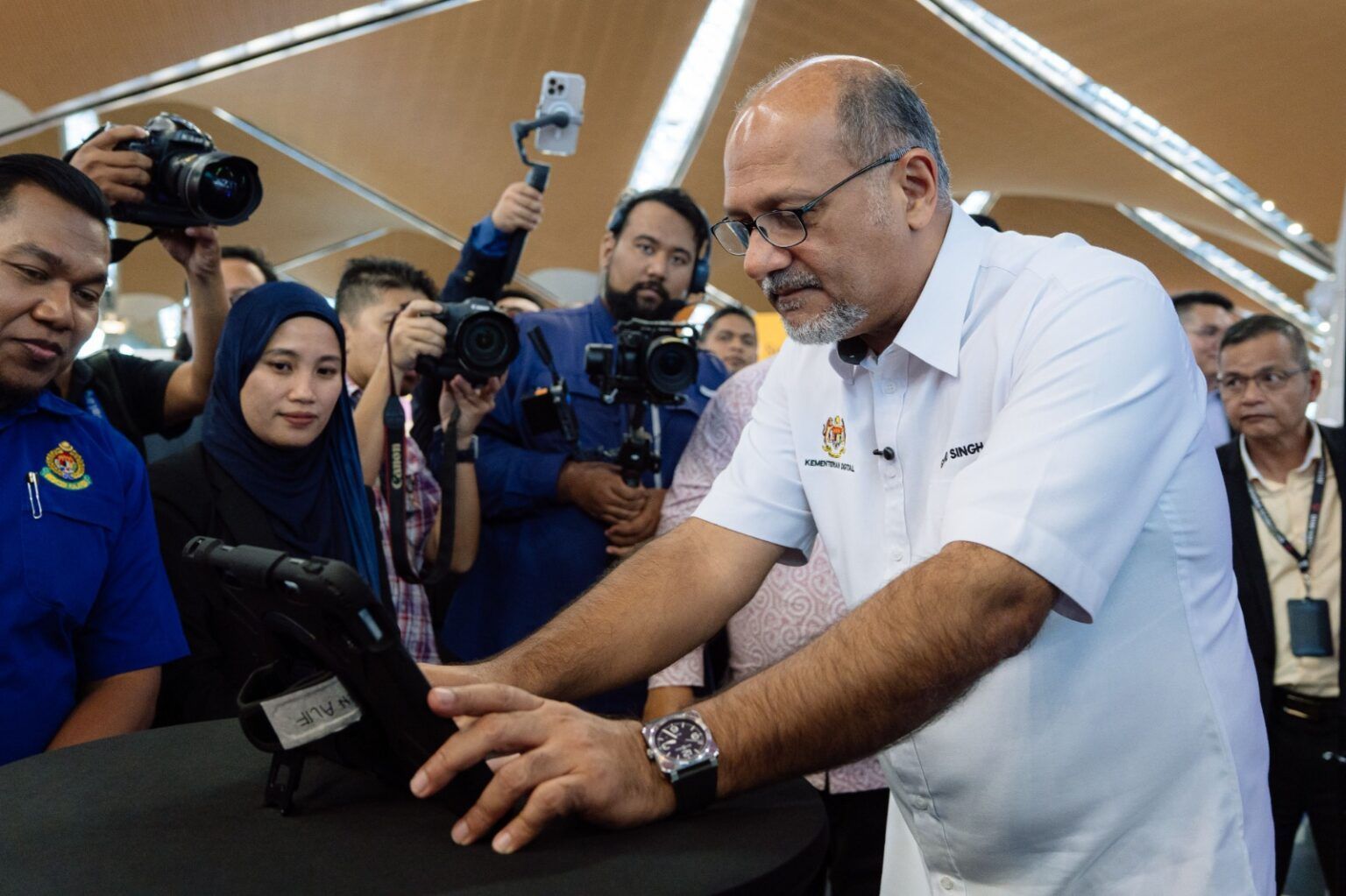 AI法案草案本月杪呈内阁 哥宾星：望明年下旬呈国会