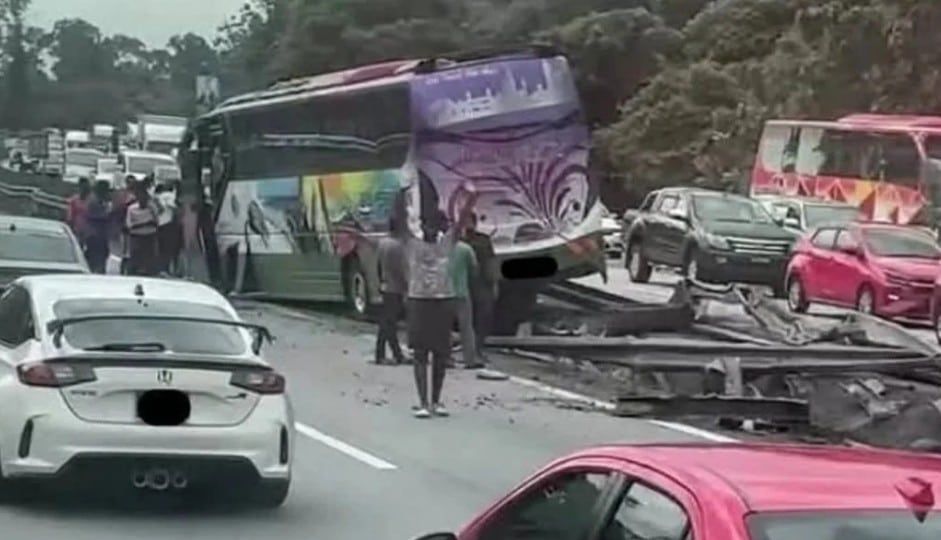 虚惊一场！旅巴大道失控撞分界堤  37印度游客与司机安然无恙