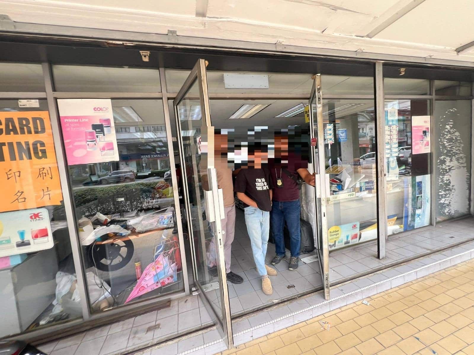 瓦解伪造移贴纸和临时工作证集团 移民局：4嫌犯落网协助调查