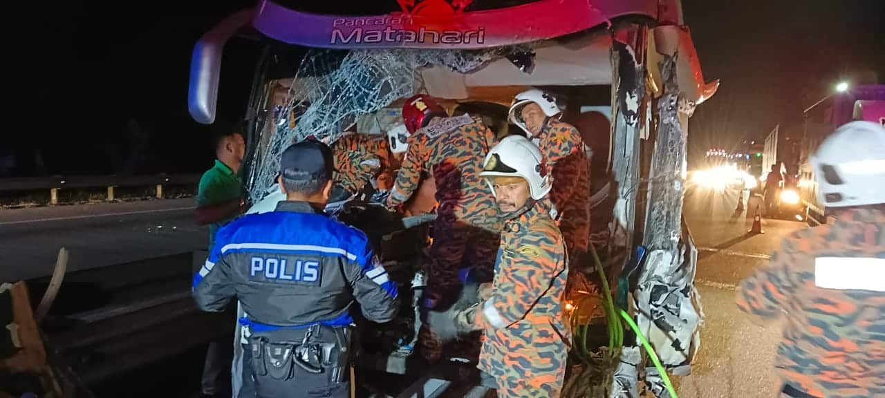 双层巴士追尾拖车 司机受困.9乘客安全