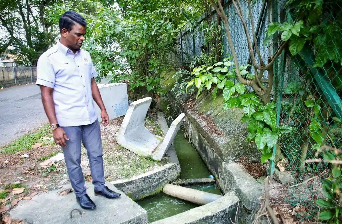 ஸ்ரீ மூடாவில்  இண்டா வாட்டர் கழிவு நீர் வடிகால் முறையை மாற்றிவிட கவுன்சிலர் ராமு வலியுறுத்து