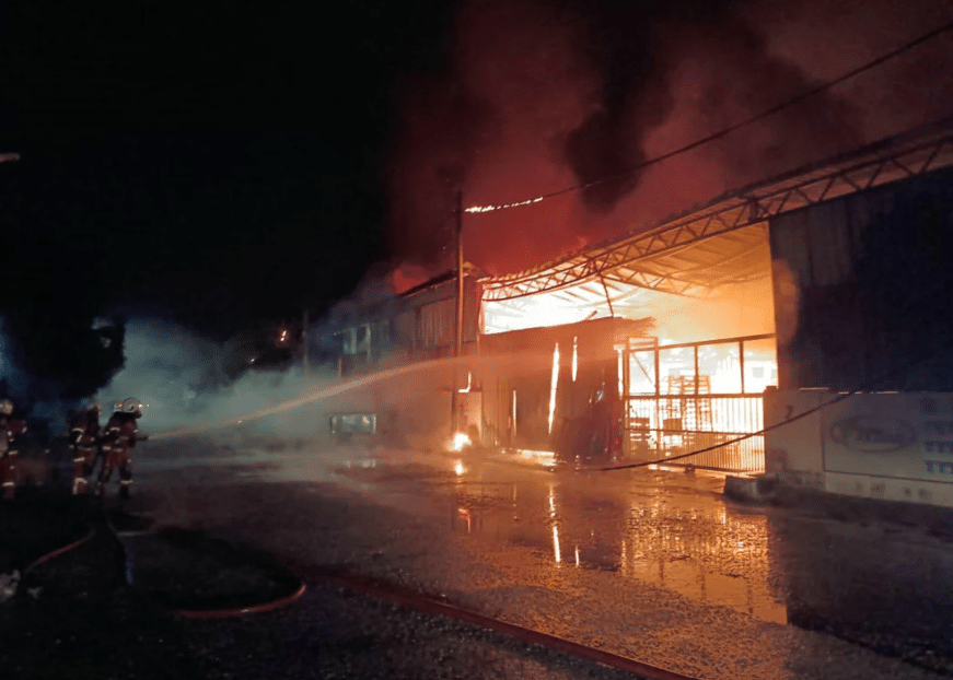 怡保轻工业区凌晨大火    5工厂付之一炬