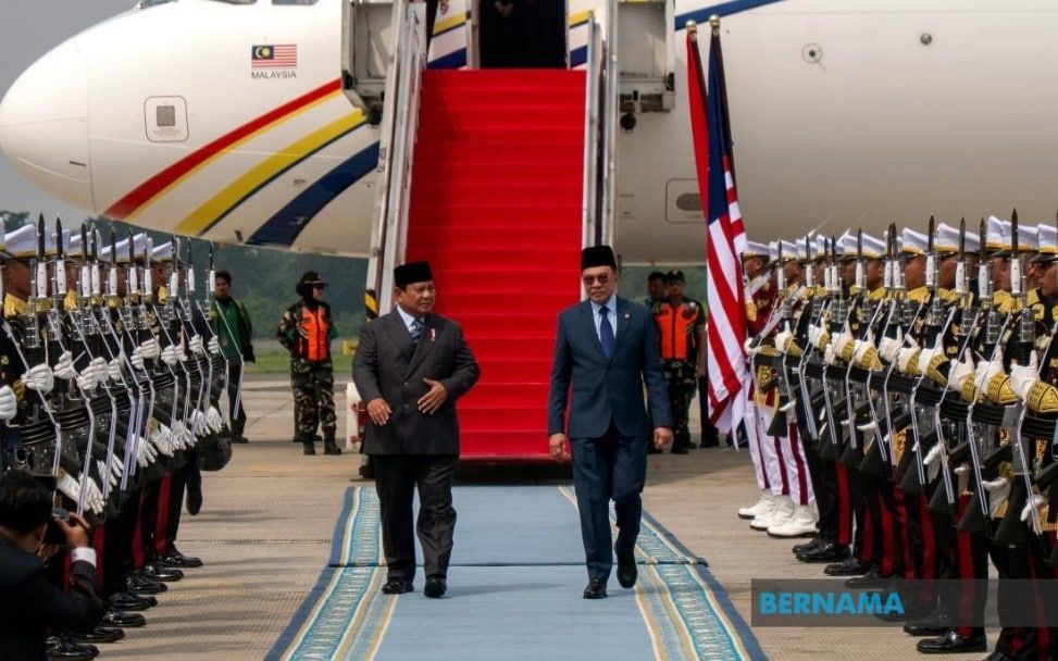 安华抵达雅加达晤普拉博沃  拟商通讯投贸大宗商品事务