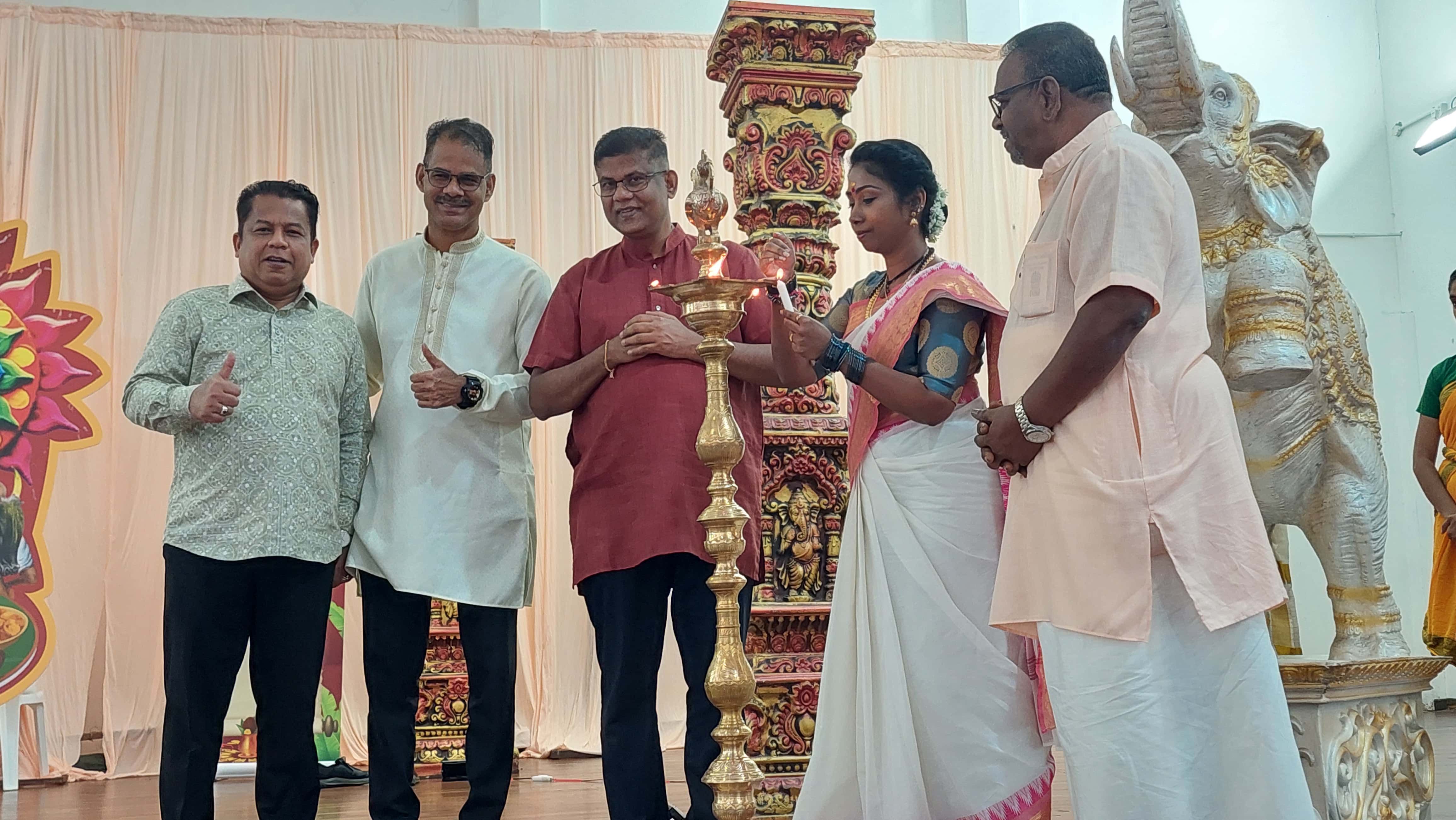 தமிழர் பாரம்பரிய நிகழ்வுகளுடன் களைகட்டிய  தமிழ் வண்ண விழா- திரளானோர் பங்கேற்பு