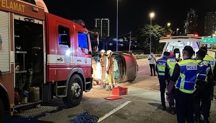 轿车夜闯警方路障失控翻覆   警方搜获疑爆炸装置与毒品