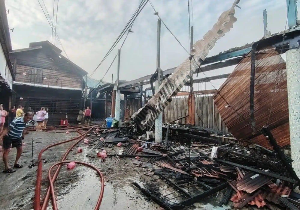 烈火猛袭峇眼巴硕渔村  21民宅.1庙.1店烧毁