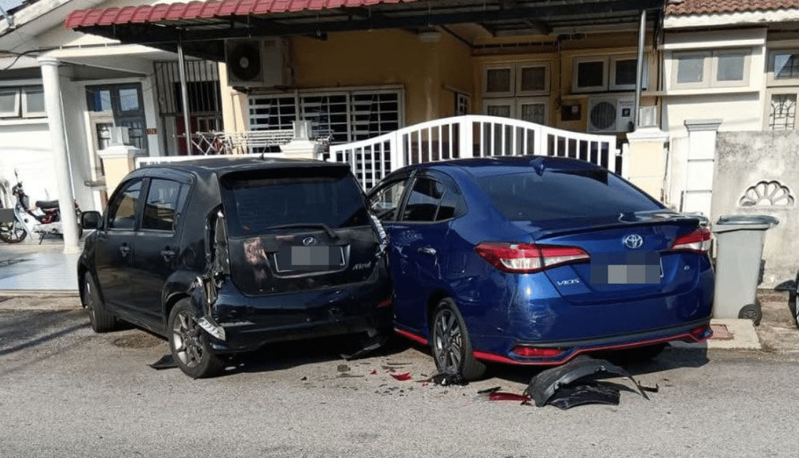 வீட்டின் வெளியே நிறுத்தி வைக்கப்பட்டிருந்த 2 கார்கள் சேதம்