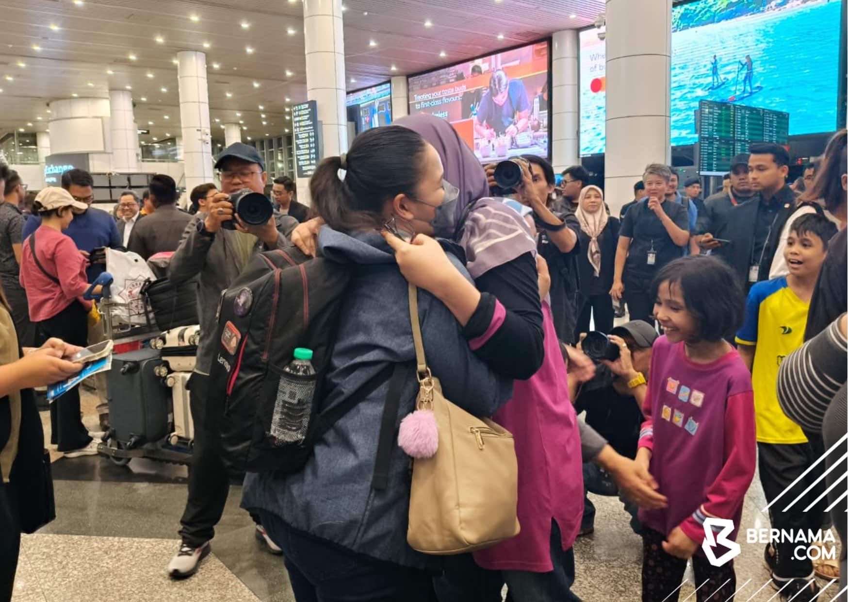 24 arrive home after a thousand-km land journey out of Iran