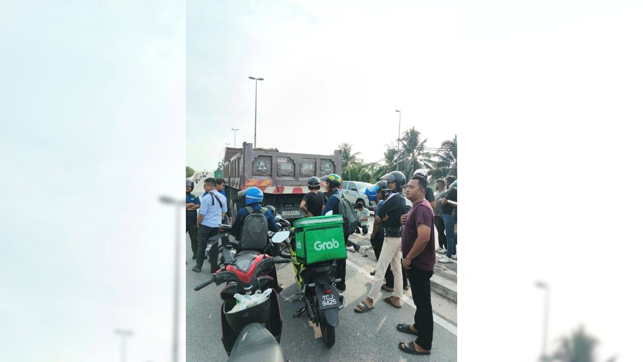 摩托失控撞罗里   17岁学院生被卷入车底丧命