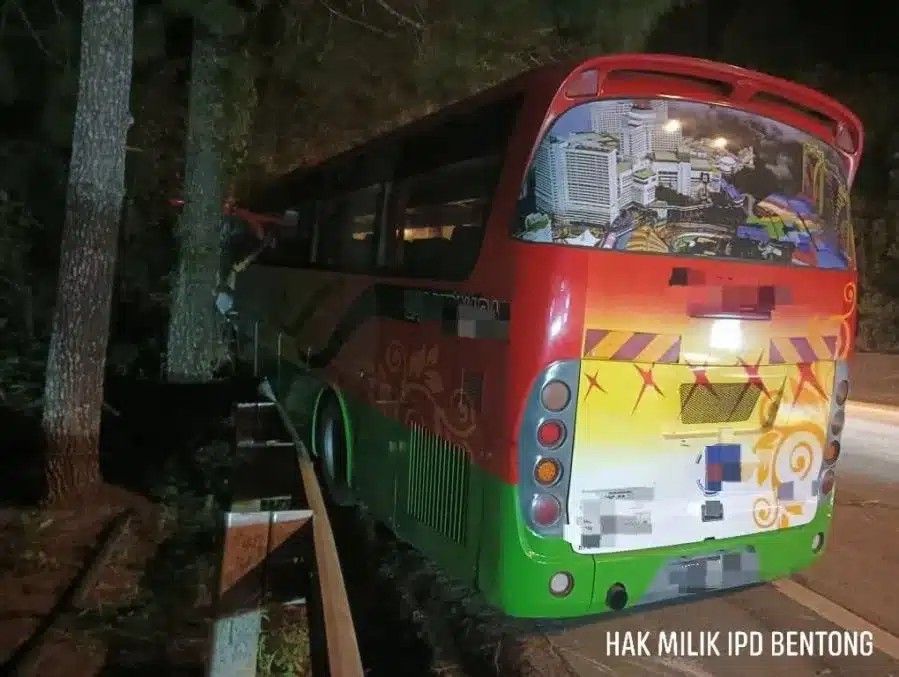 云顶下山转弯处失控撞路肩 巴士司机2乘客受伤送院