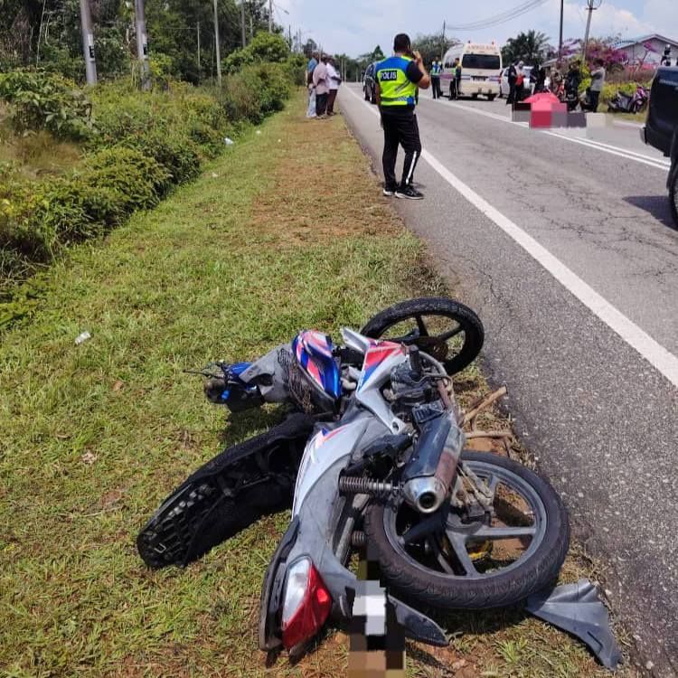 81岁老翁骑摩托疑突右转 与车碰撞魂断公路