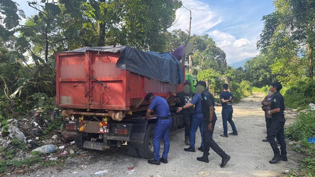 乌雪市会扣押路边非法倾倒垃圾罗里