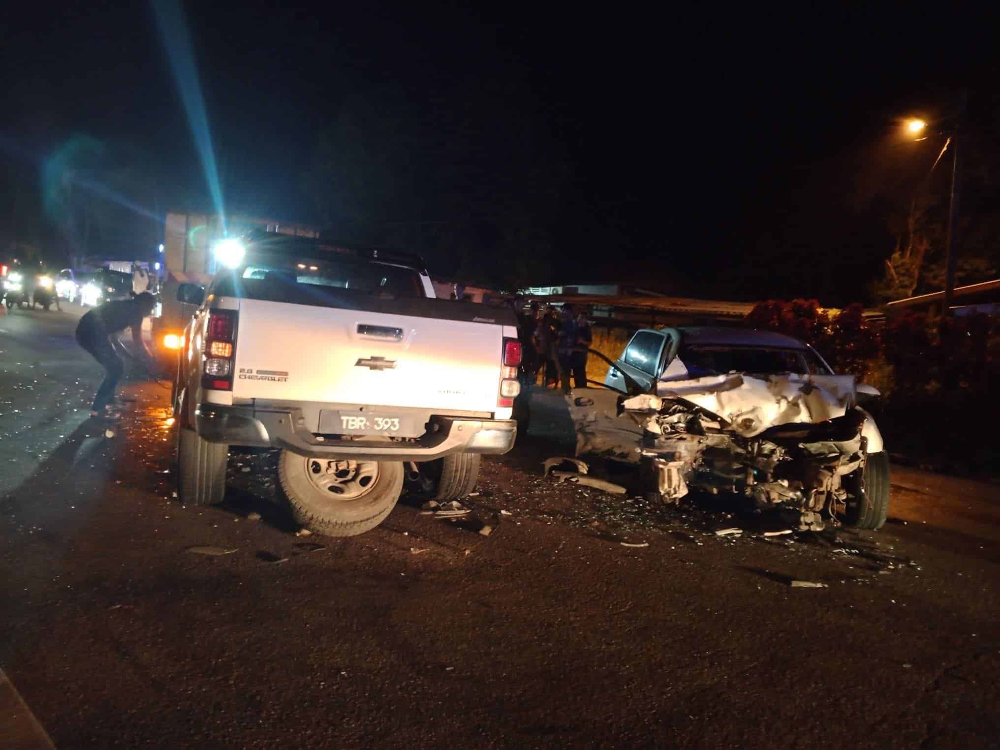 马樟深夜发生3车连环撞 酿1死13伤