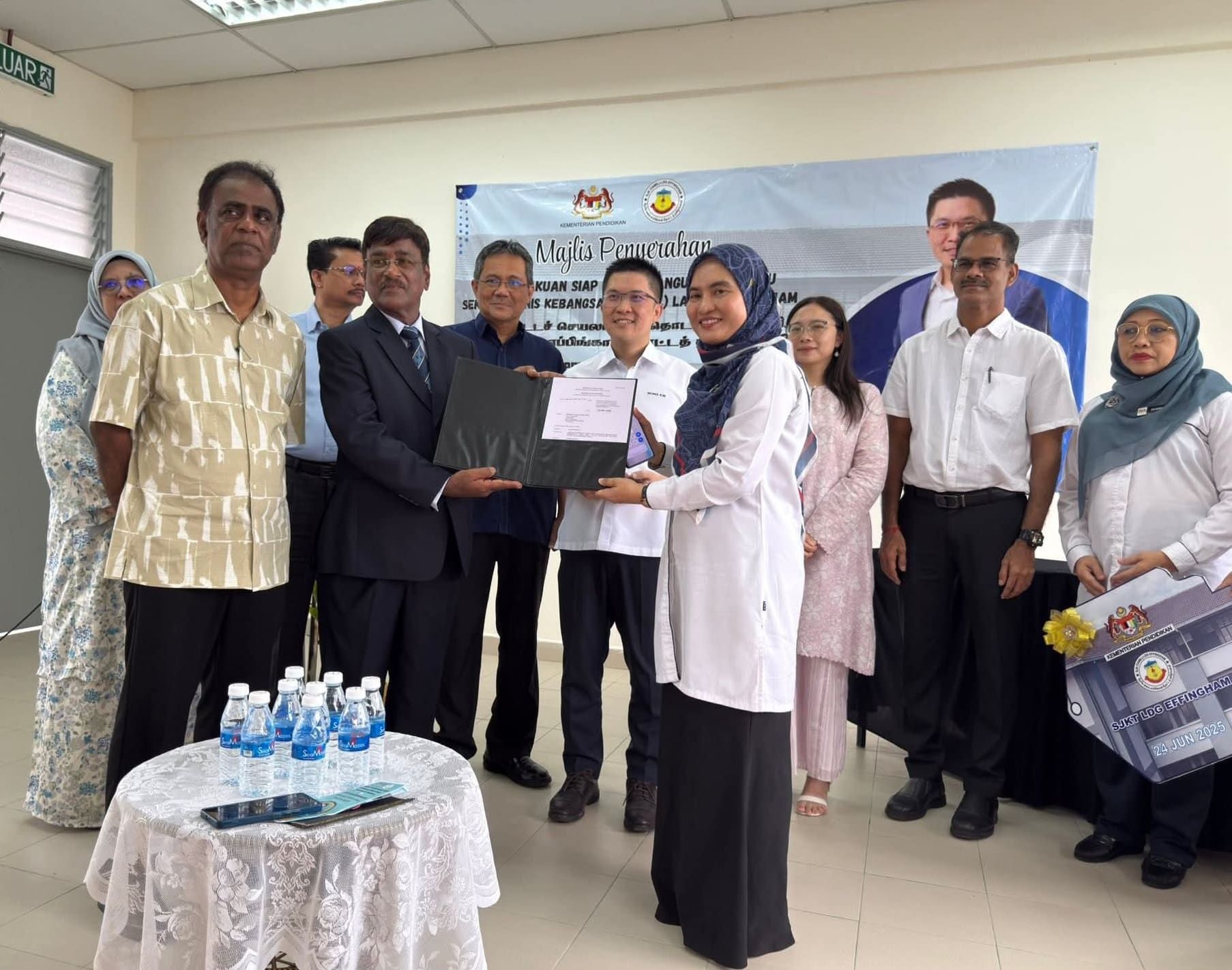 எஃபிங்காம் தோட்டத் தமிழ்ப்பள்ளி புதிய கட்டிடத்தின் பணி  நிறைவு சான்றிதழ் வழங்கும் விழா