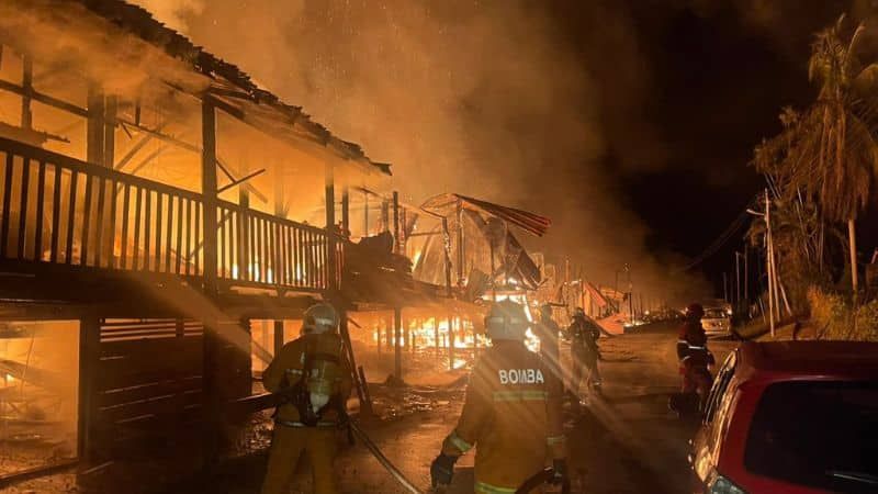 砂州9木屋失火被烧毁 一男一女被烧伤