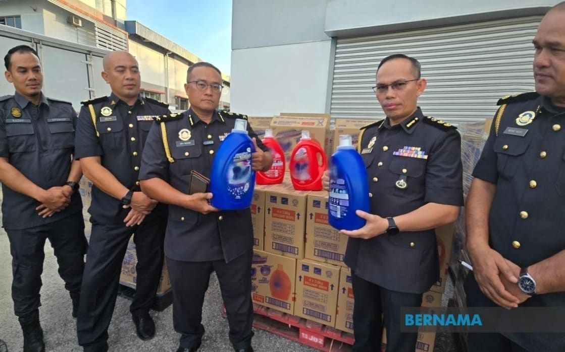 雪州内贸部取缔万挠一工厂   充公2120瓶冒牌洗衣液